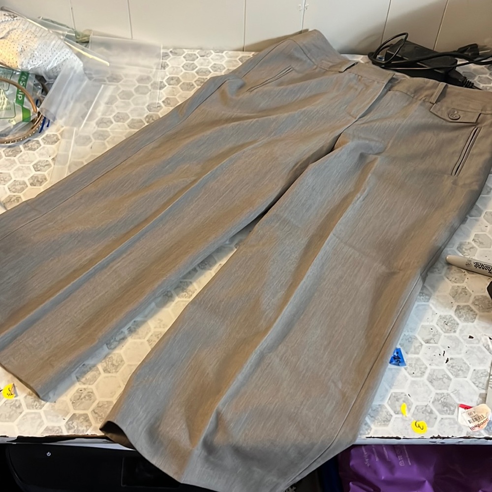 Adam Levine Sz 8 Stretch Grey Cropped Capri Length Pant